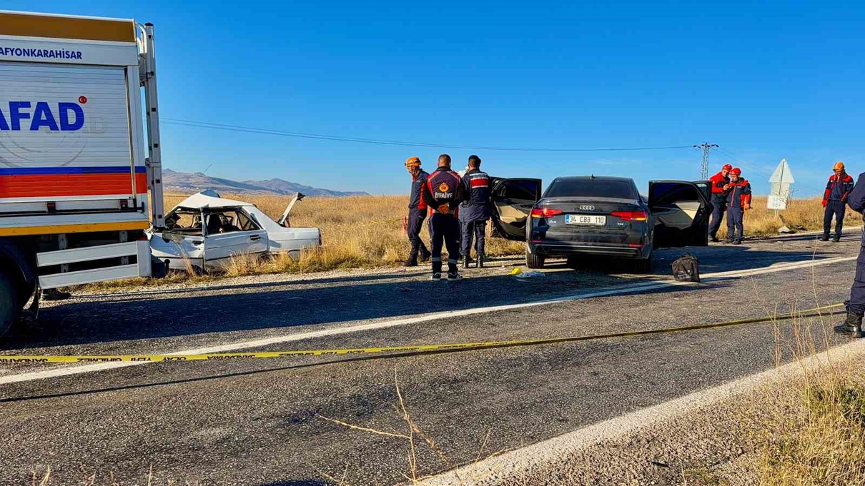 Afyonkarahisar’da feci kaza! Kafa kafaya çarpışan otomobillerde 4 kişi öldü