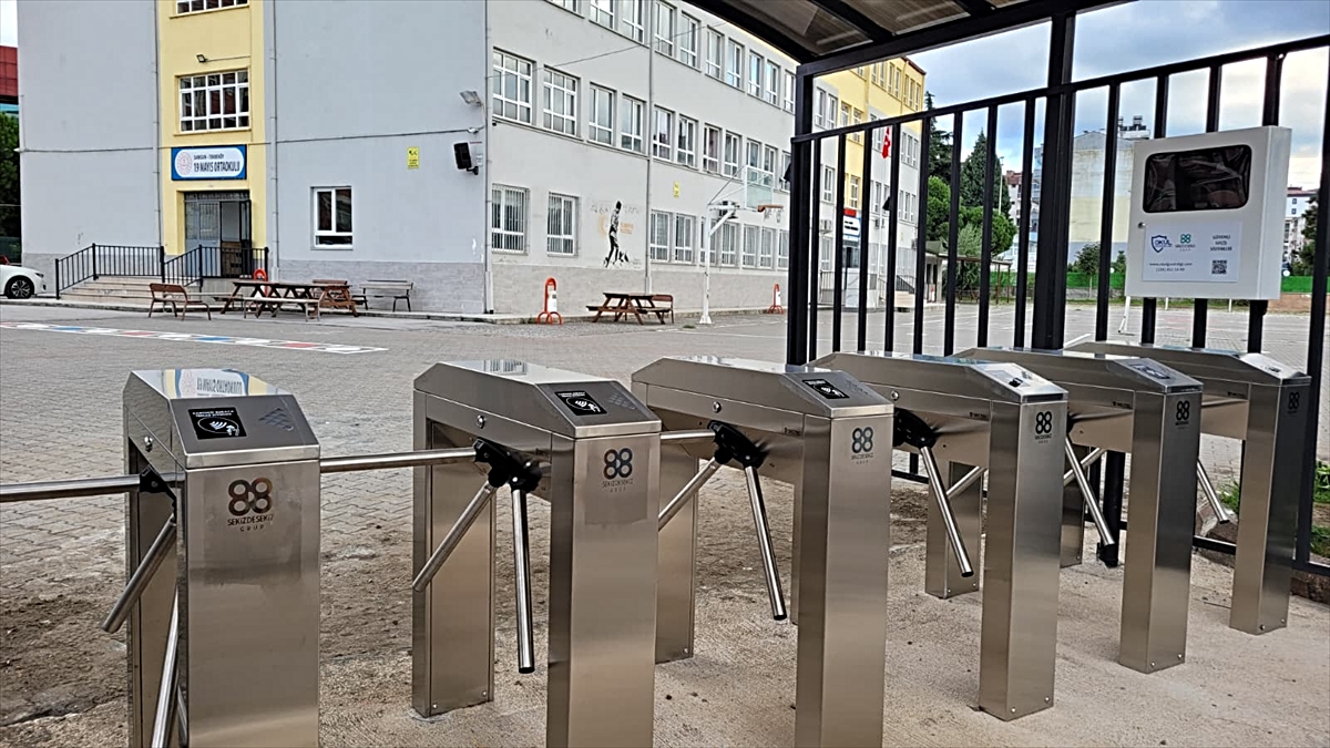 Bir okula daha turnike kuruldu: Öğrenciler artık kart basarak girecek