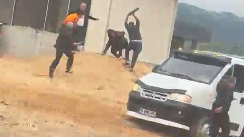 Çekici sürücüsü tartıştığı kişilerin üzerine önce aracını sürdü, ardından sopayla saldırdı