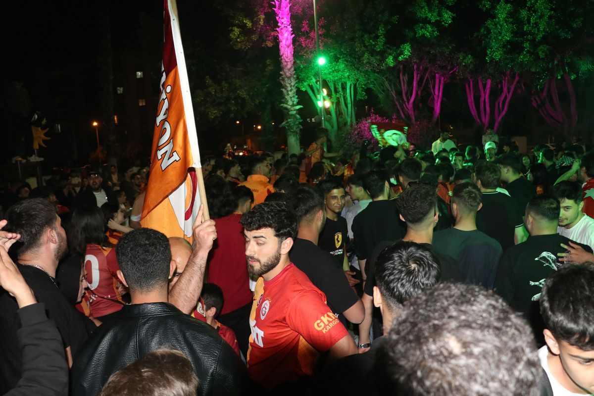 Antalya'da derbiyi izleyen Galatasaray taraftarı bıçaklı saldırıda yaralandı