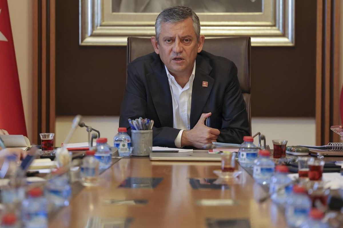 Bir ilk yaşanıyor! İşte Özgür Özel'in masasındaki anket sonuçları