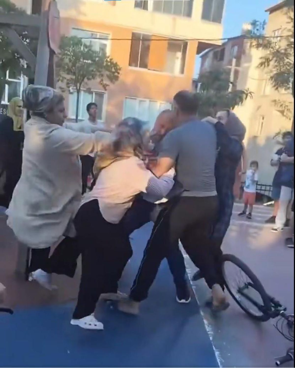 Çocukların gözü önünde tekme tokat kavga ettiler