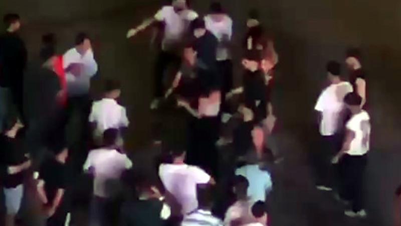 Esenyurt’ta halaydaki kadınların kavgasına erkekler dahil oldu; ortalık savaş alanına döndü