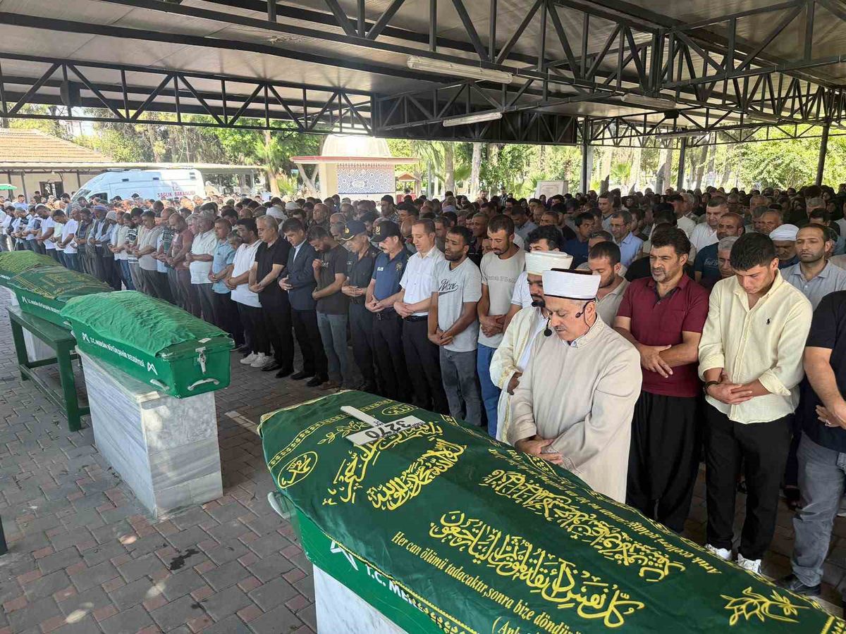 Günün en acı karesi! Aynı aileden 4 tabut yan yana