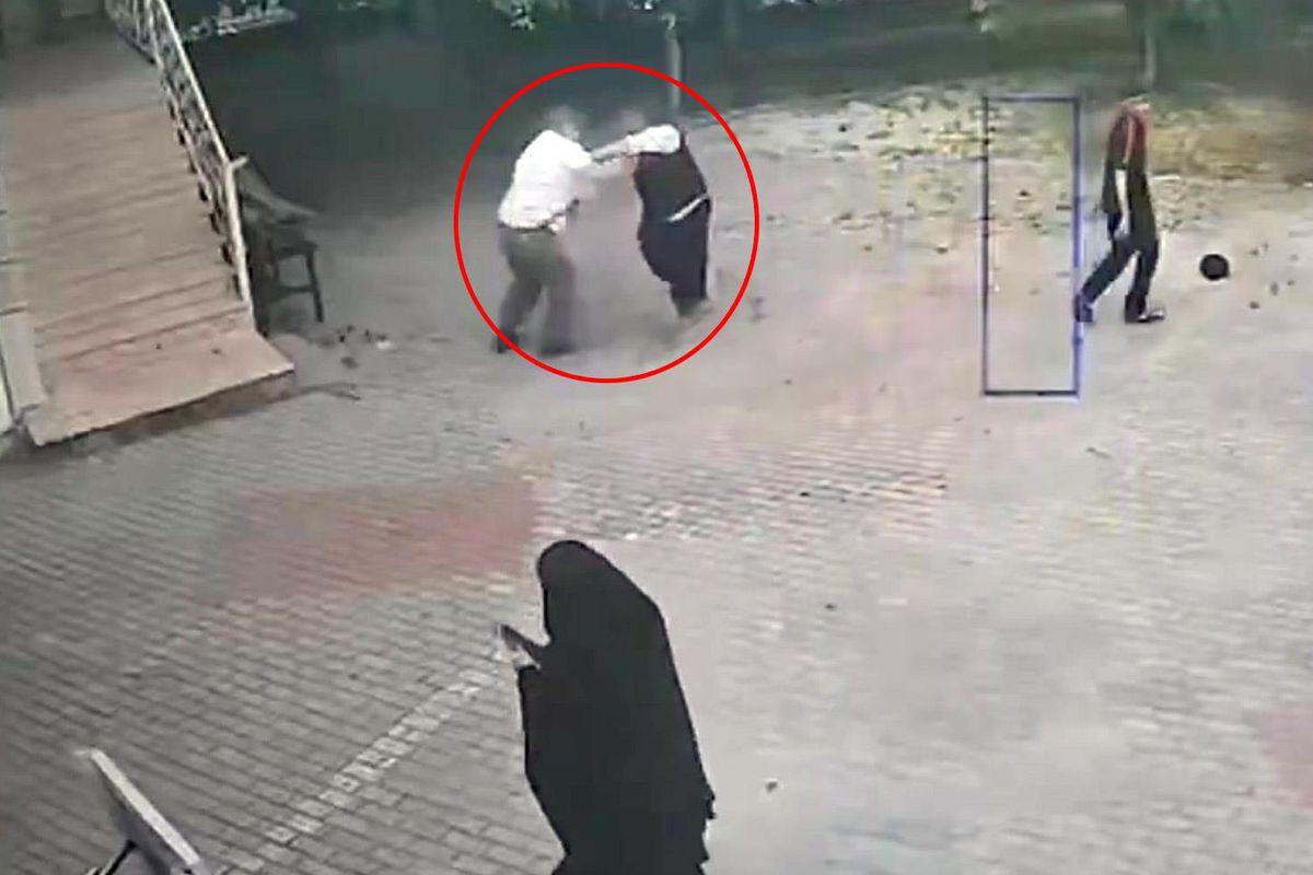 İmam ve müezzin cami kapısında tekme tokat kavga etti