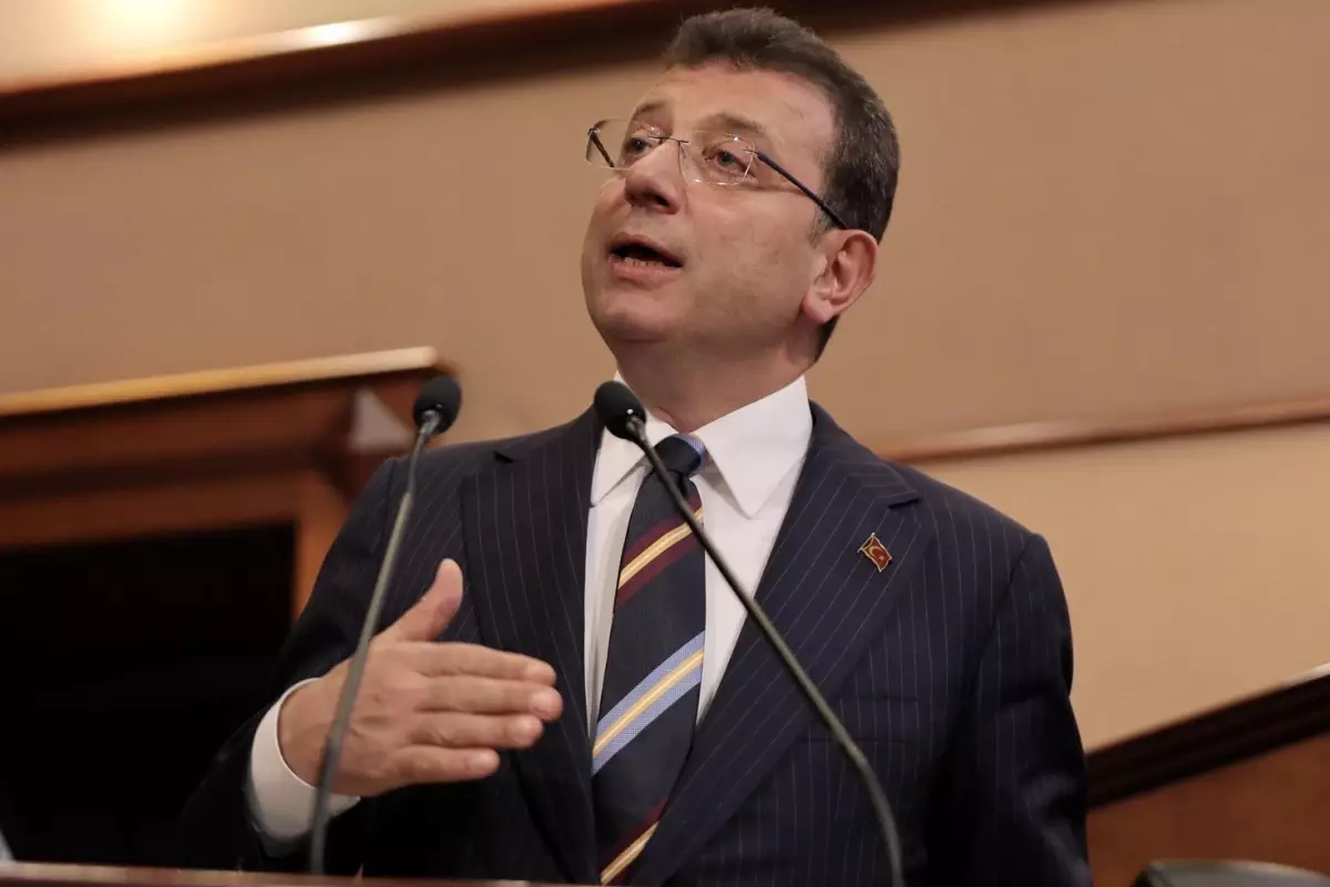 İmamoğlu'na mahkemede gizlice verilen not, duruşma salonunda unutuldu