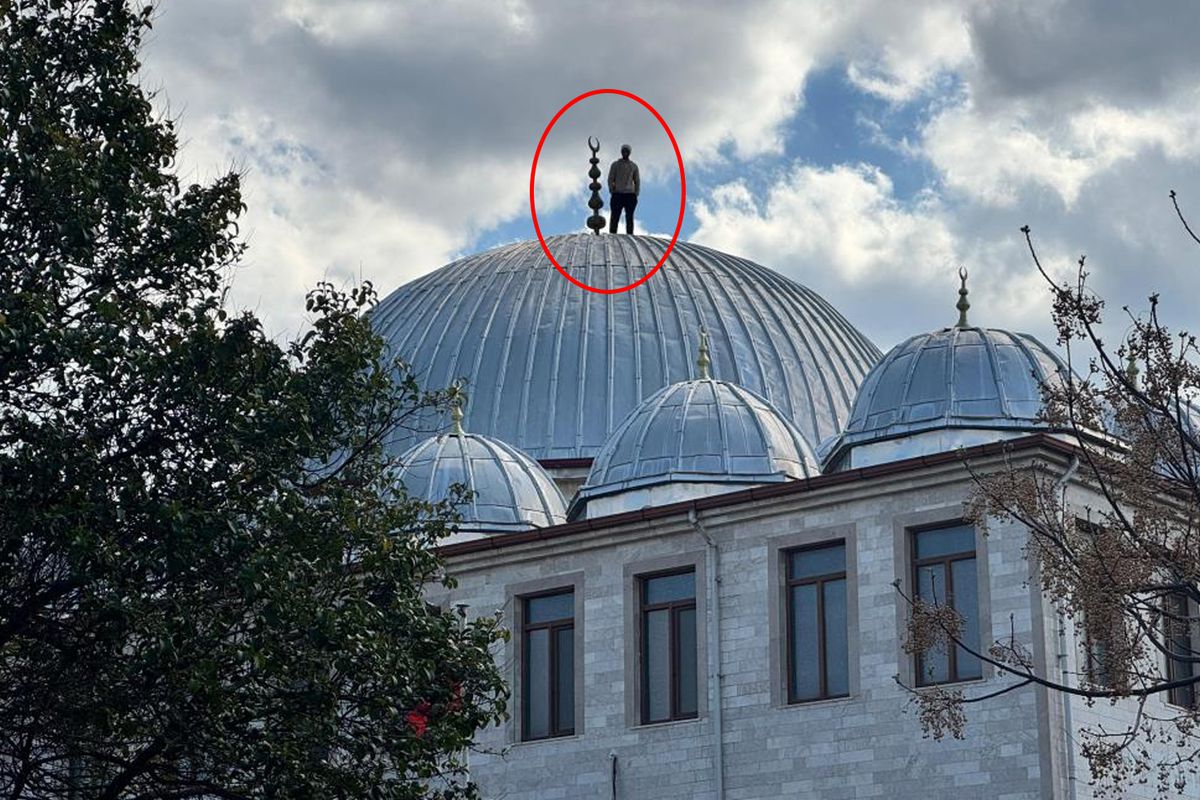 İntihar etmek için cami çatısına çıktı, 2 saatlik çabayla aşağı indirildi