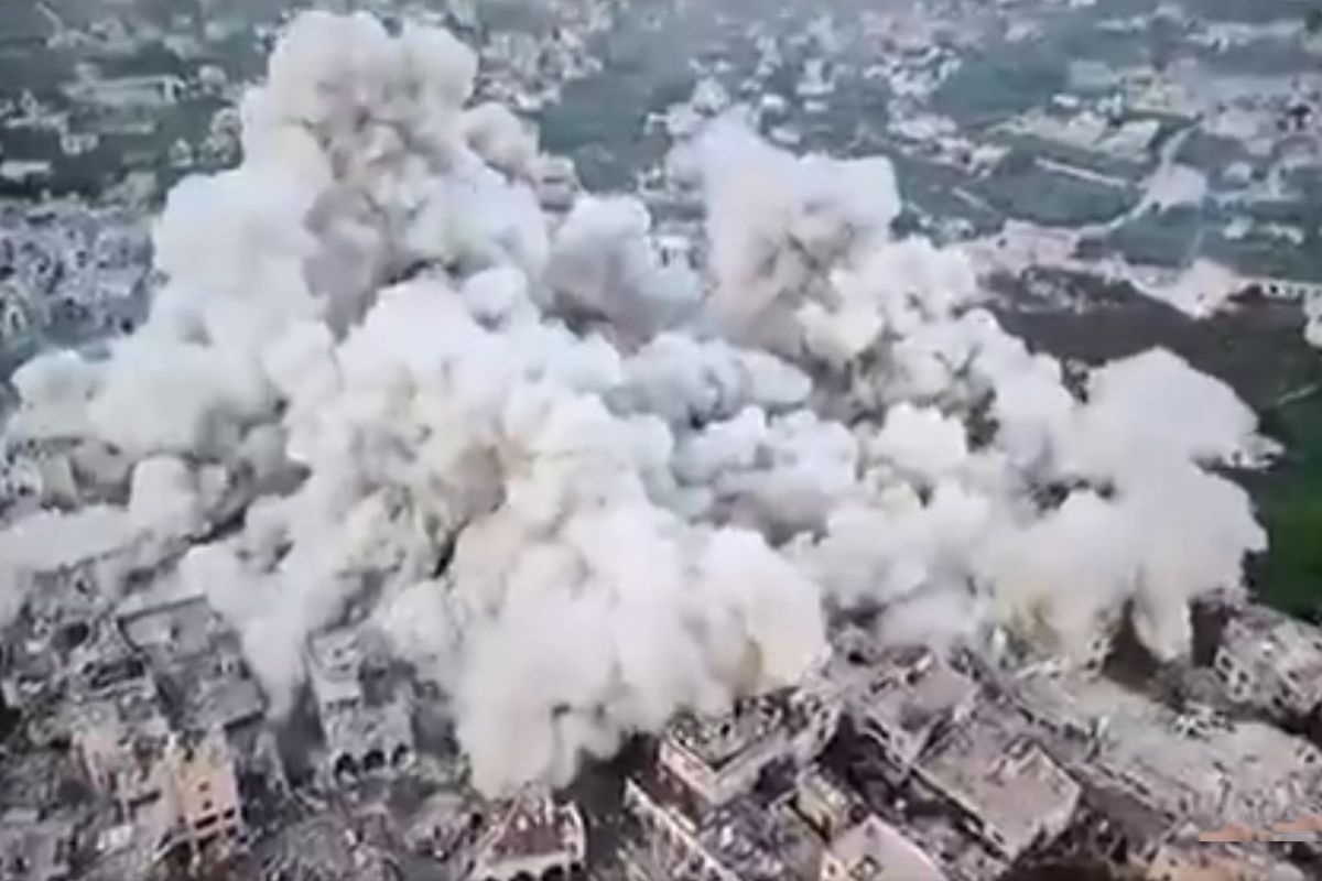 İsrail, Lübnan'da koca mahalleyi havaya uçurdu