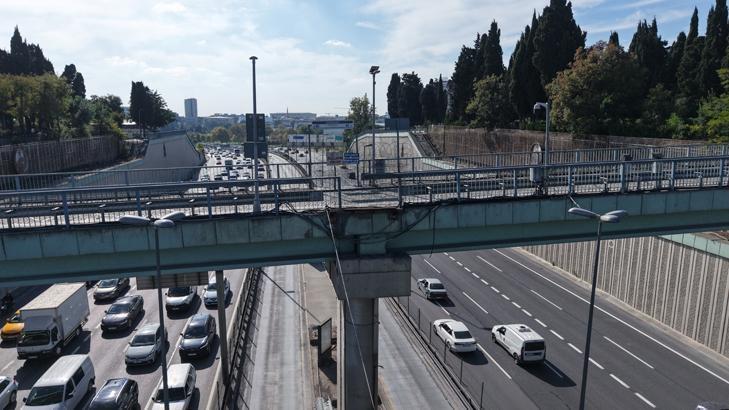 İstanbul'da Edirnekapı metrobüs üst geçidi aylardır kapalı! Girişine jiletli tel çekildi, turnikeler söküldü