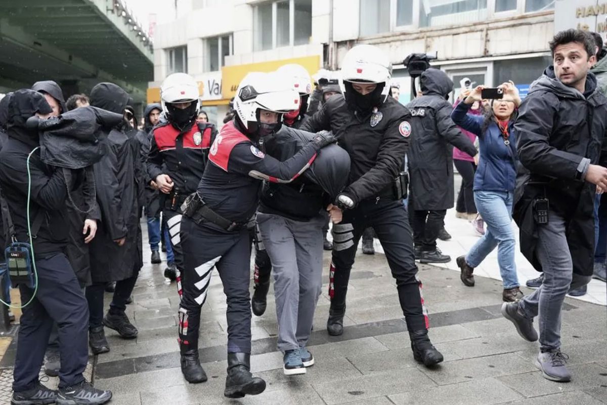 İstanbul Valiliği, 1 Mayıs gösterilerinde 575 kişinin gözaltına alındığını duyurdu.