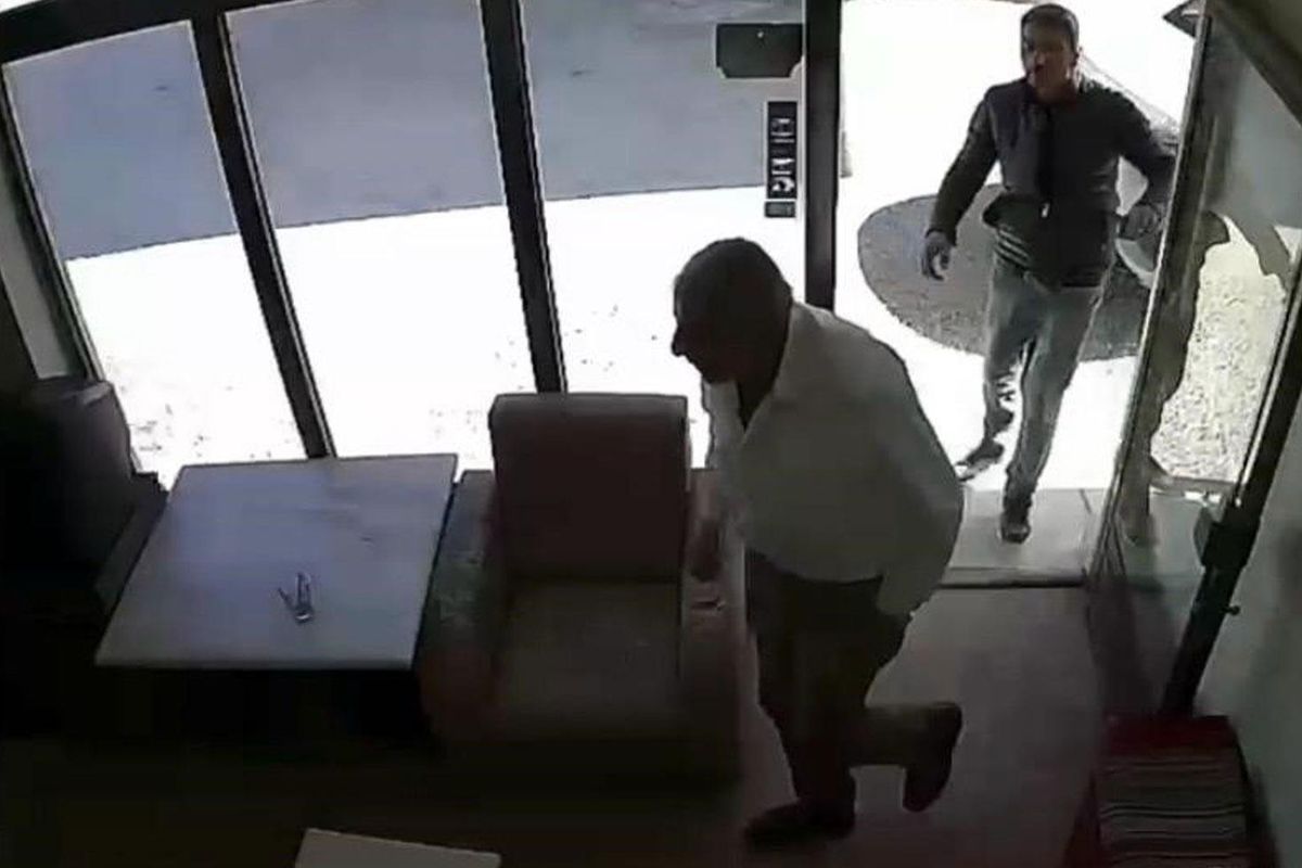 İsteği reddedilince dükkanı basıp komşularına dehşeti yaşattı