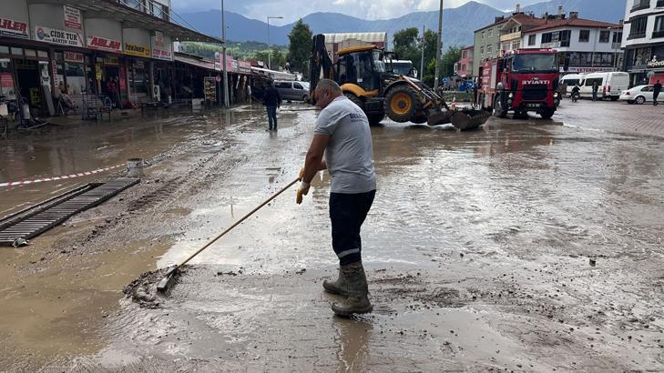Kastamonu'yu sel vurdu! 150'den fazla bina su altında kaldı