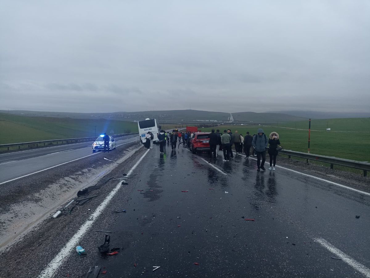Kontrolden çıkan yolcu otobüsü 10 araca çarparak durabildi