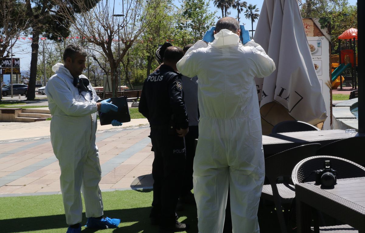 Kötü kokudan şüphelenerek baktıkları reklam panosundan tanınmayacak halde ceset çıktı