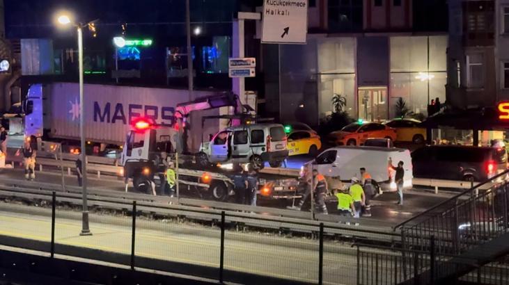Küçükçekmece'de makas atan sürücü 2 otomobile çarptı; 2 yaralı