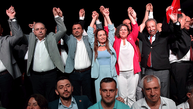 Manisa’da büyükşehir dahil 15 belediye başkanı YENİ Parti’ye geçti