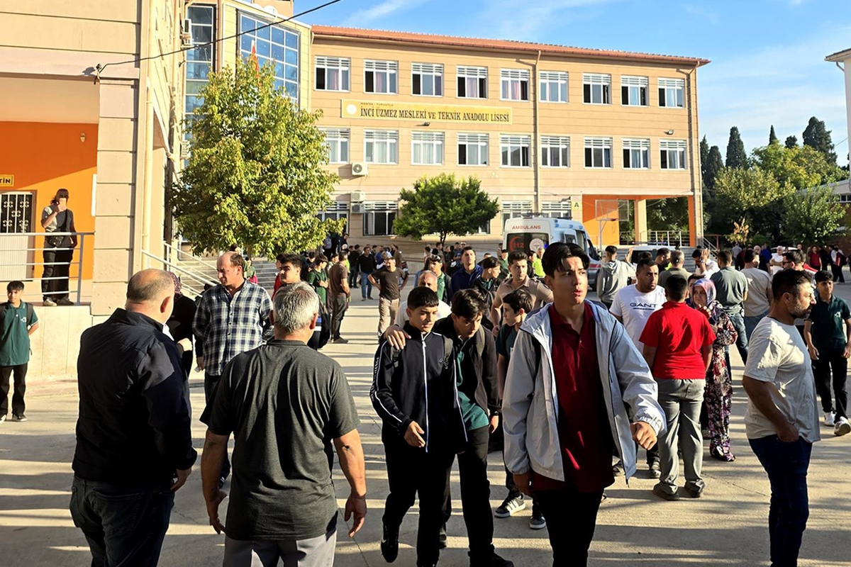 Manisa'da okula silahlı saldırı! 2'si ağır 11 öğrenci yaralandı, 4 kişi gözaltında