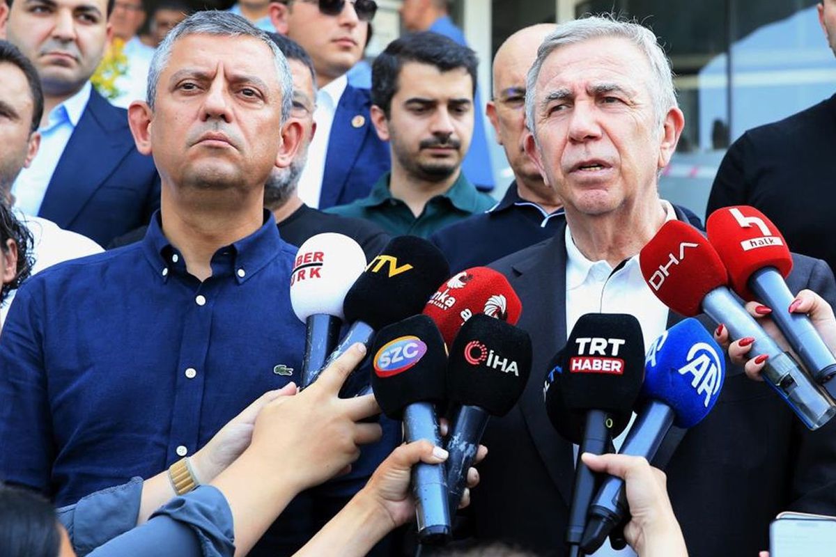 Mansur Yavaş, Özgür Özel'e seslendi: Dünyayı ayağa kaldırmamız lazım, zamanı geldi hatta geçiyor