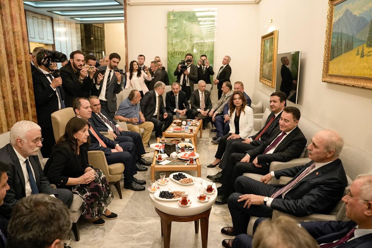 Meclis kulisinde dikkat çeken diyalog! Babacan'ın sözlerine Ala'dan 