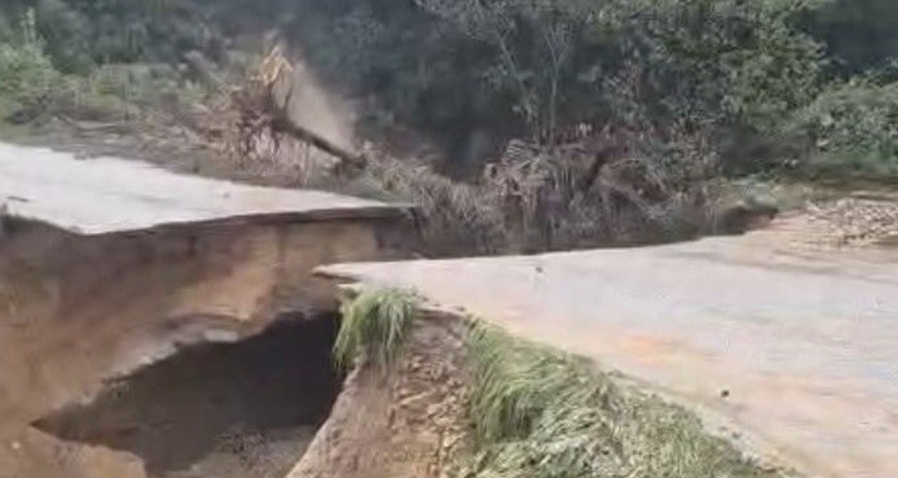 Mersin’de sağanak sele yol açtı: Yol çöktü, seralar zarar gördü