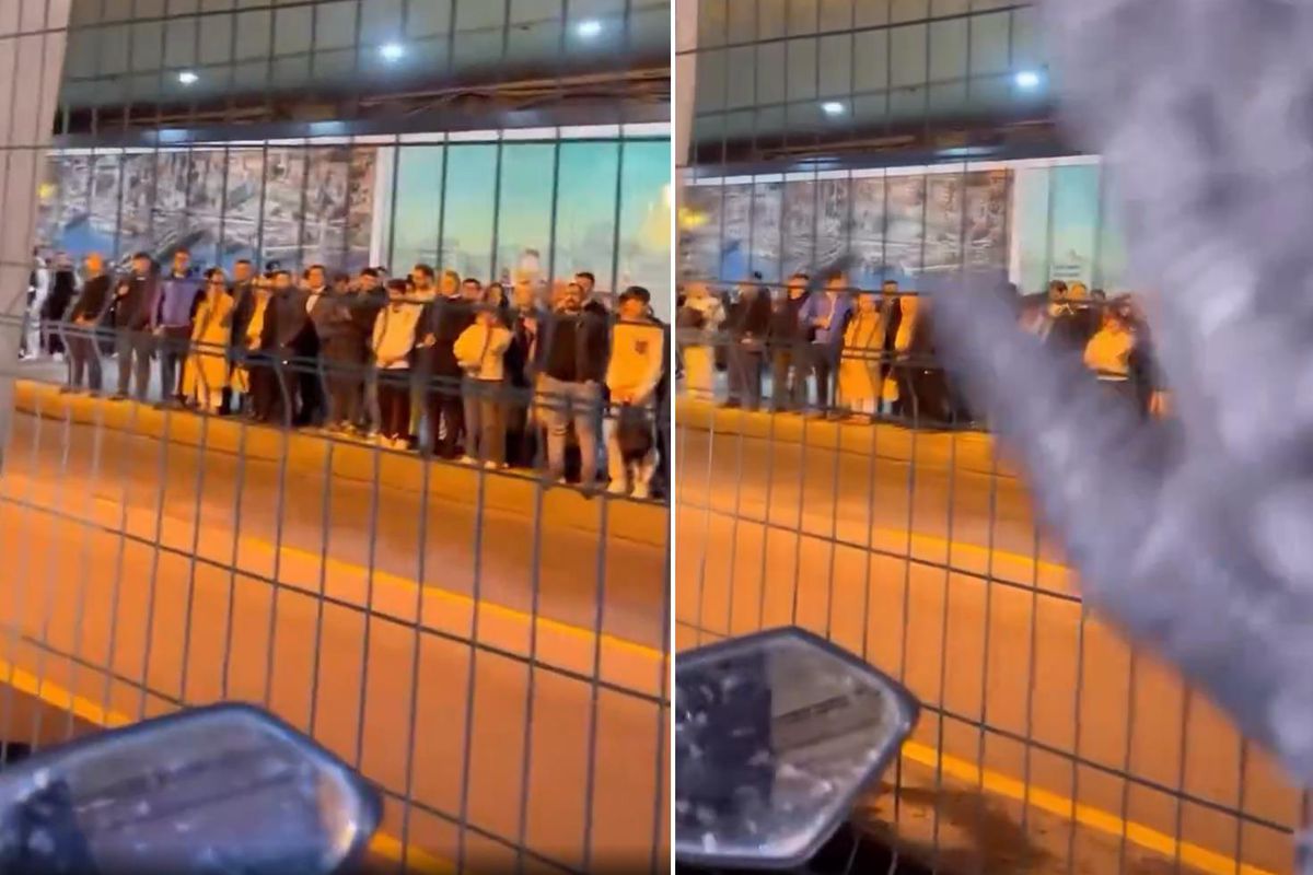 Metrobüs durağında ilginç anlar! Motosikleti durdurup kadın yolculara seslendi