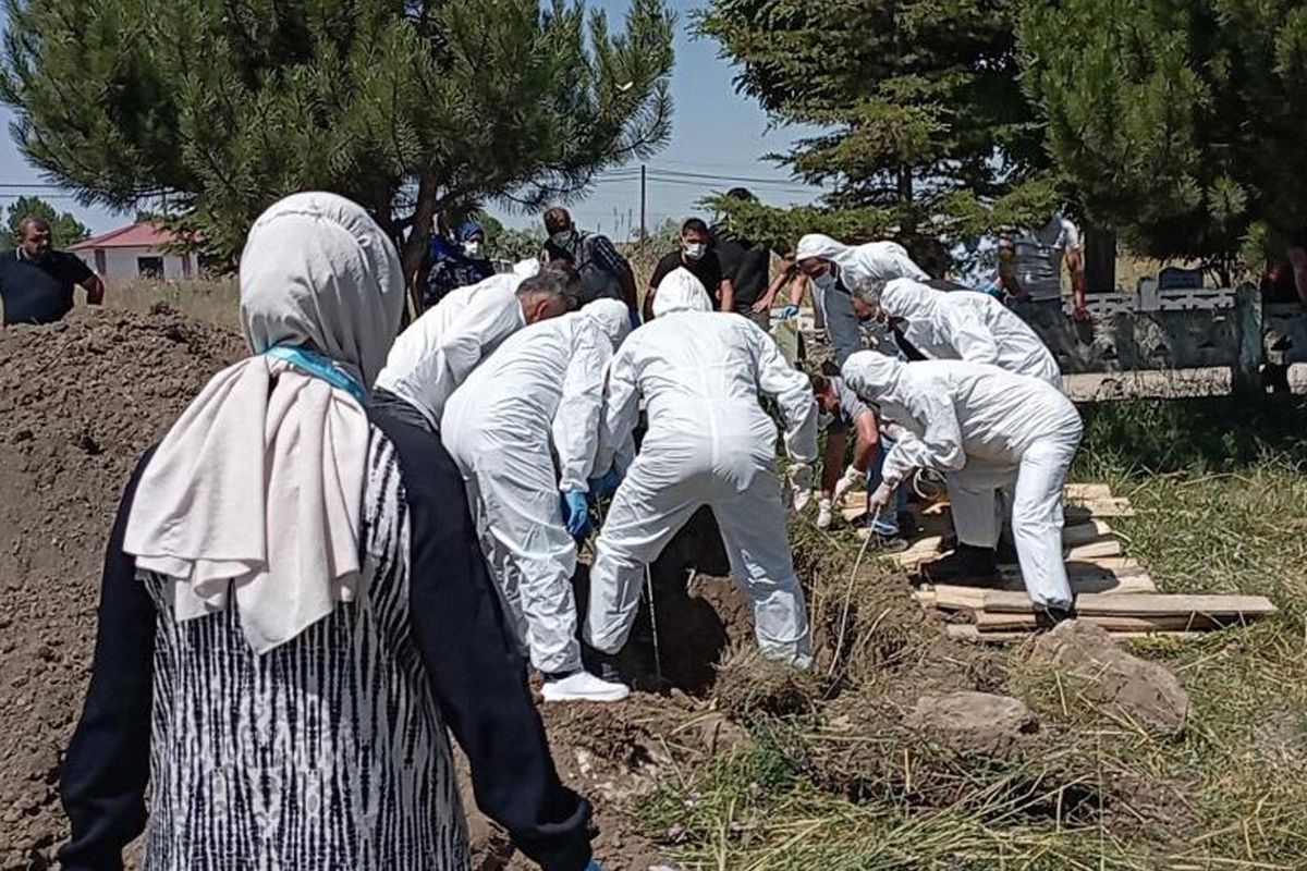 Mezara kimse yaklaştırılmadı, tabutu özel kıyafet giyenler taşıdı