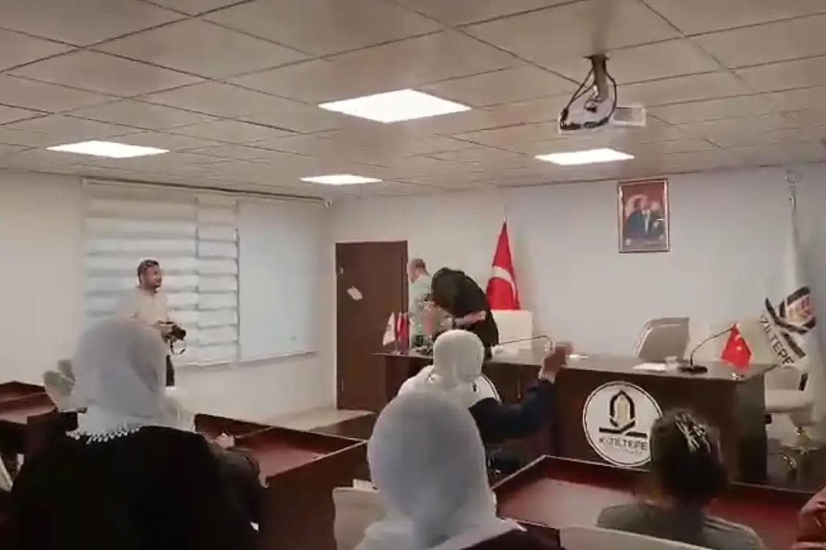 Müstehcen görüntülerin ortaya çıkmasının ardından DEM Parti’den istifa eden Kızıltepe Belediye Başkanı İpek'e yumurtalı protesto