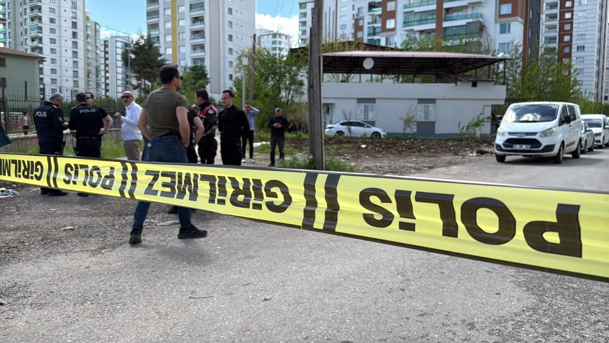 Okul çevresinde peş peşe silah sıkıldı, öğrenciler ve veliler korku dolu anlar yaşadı
