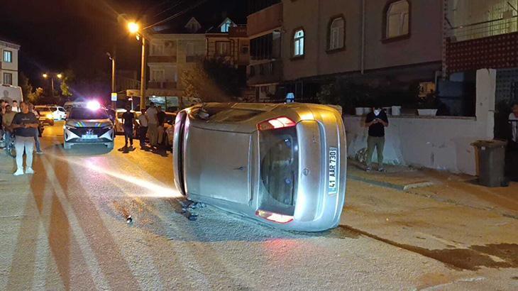 Park halindeki araca çarpıp devrilen otomobilin sürücüsü kaza yerinden kaçtı