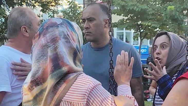 Parkta tansiyon bir anda yükseldi! Tartışmaya eşler de dahil olunca yumruklar konuştu