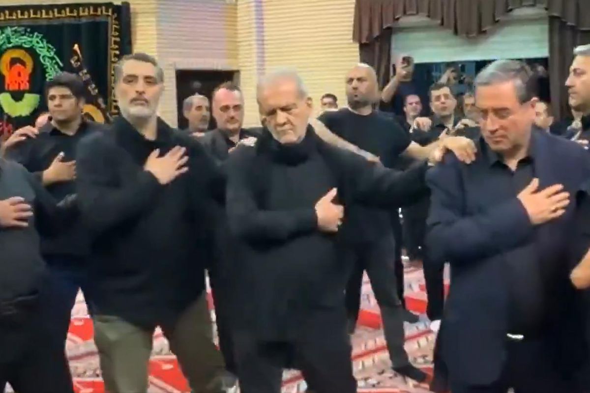 Pezeşkiyan Aşura matemine katıldı! Türkçe ağıtlar eşliğinde yas tuttu