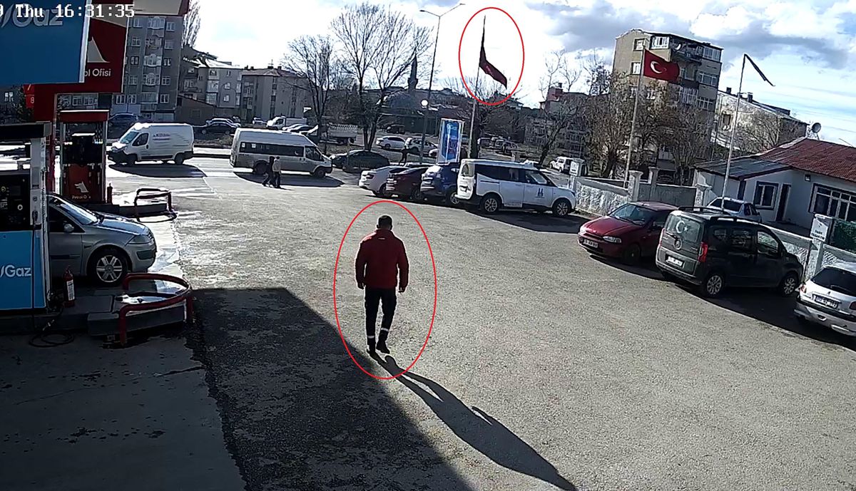 Rüzgarda dolanan bayrağı düzeltmek için 15 metrelik direğe tırmandı