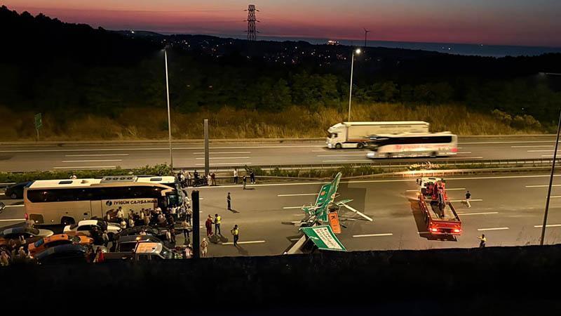 Sarıyer Kuzey Marmara Otoyolu'nda hafriyat kamyonunun çarptığı tabela devrildi; yol trafiğe açıldı