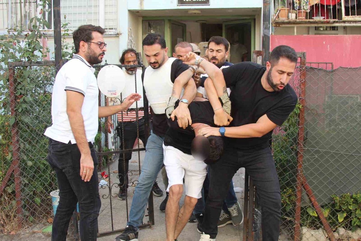 Şehrin göbeğinde polise el bombasıyla karşılık verdi, böyle yakalandı! O anlar kamerada