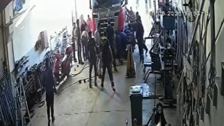 Tamir sırasında korkunç olay! Baba ve oğlu TIR'ın altında kaldı