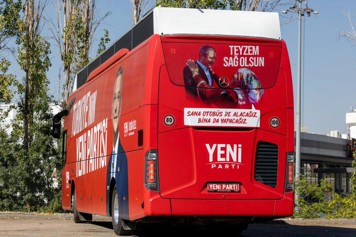 YENİ Parti'nin otobüsünde 'Teyzem sağ olsun' mesajı